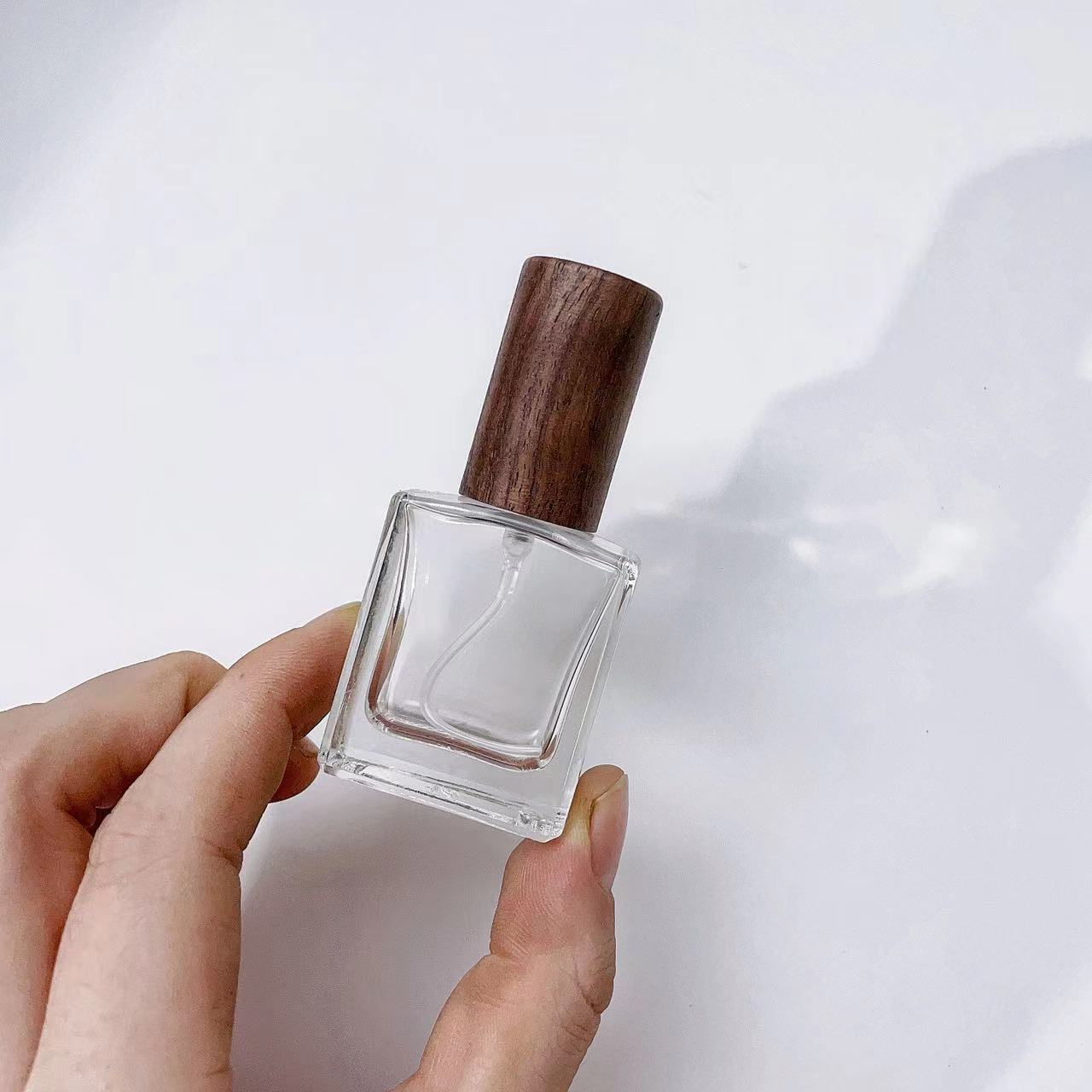 나무 뚜껑이 있는 투명한 두꺼운 유리 향수 스프레이 병 - Perfume Fragrance Machine 리뷰 및 가격